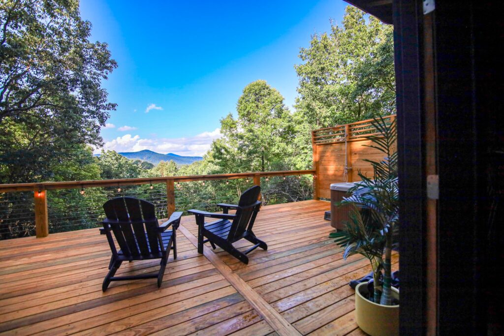 Romantic Getaway, Clayton, GA Secret Box Cabin